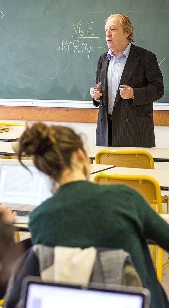 Serge Schweitzer participe à l'éducation des étudiants de à l'ICES