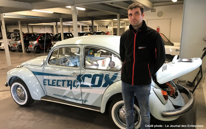 Jeremy Cantin devant son ElectroCox, coccinelle électrique