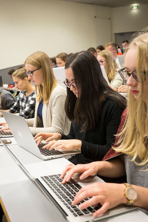 Les étudiants de Droit à l'ICES lors d'un cours magistral