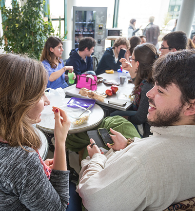 La cafétéria de l'ICES offre des distributeurs de boissons, sandwichs et plats cuisinés aux étudiants de l'ICES