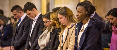De nombreux étudiants de l'ICES recoivent un sacrement chaque année, l'équipe de l'aumonerie les accompagne dans leur vie spirituelle