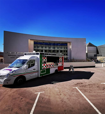 Un service de restauration rapide en Food Truck est présent plusieurs fois par semaine au sein de l'ICES