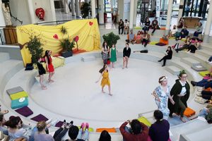 Les étudiants de licence d'Anglais propose une pièce de théâtre dans l'Agora à l'ICES