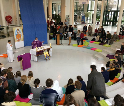 Messe de rentrée à l'ICES célébrée dans l'Agora