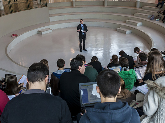 Martial Vonwill donne une cours dans l'Agora de l'ICES