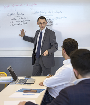 Le Pôle Entreprises de l'ICES propose plusieurs prestations pour les entreprises : formation, alternance, projets tutorés...