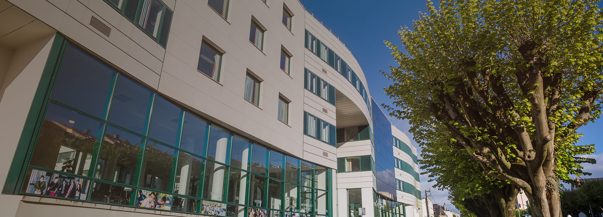 Bienvenue à l'ICES - photo du campus vu du Boulevard des Belges