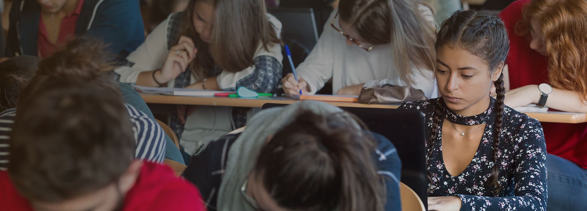 Des étudiants dans un amphithéâtre de l'ICES