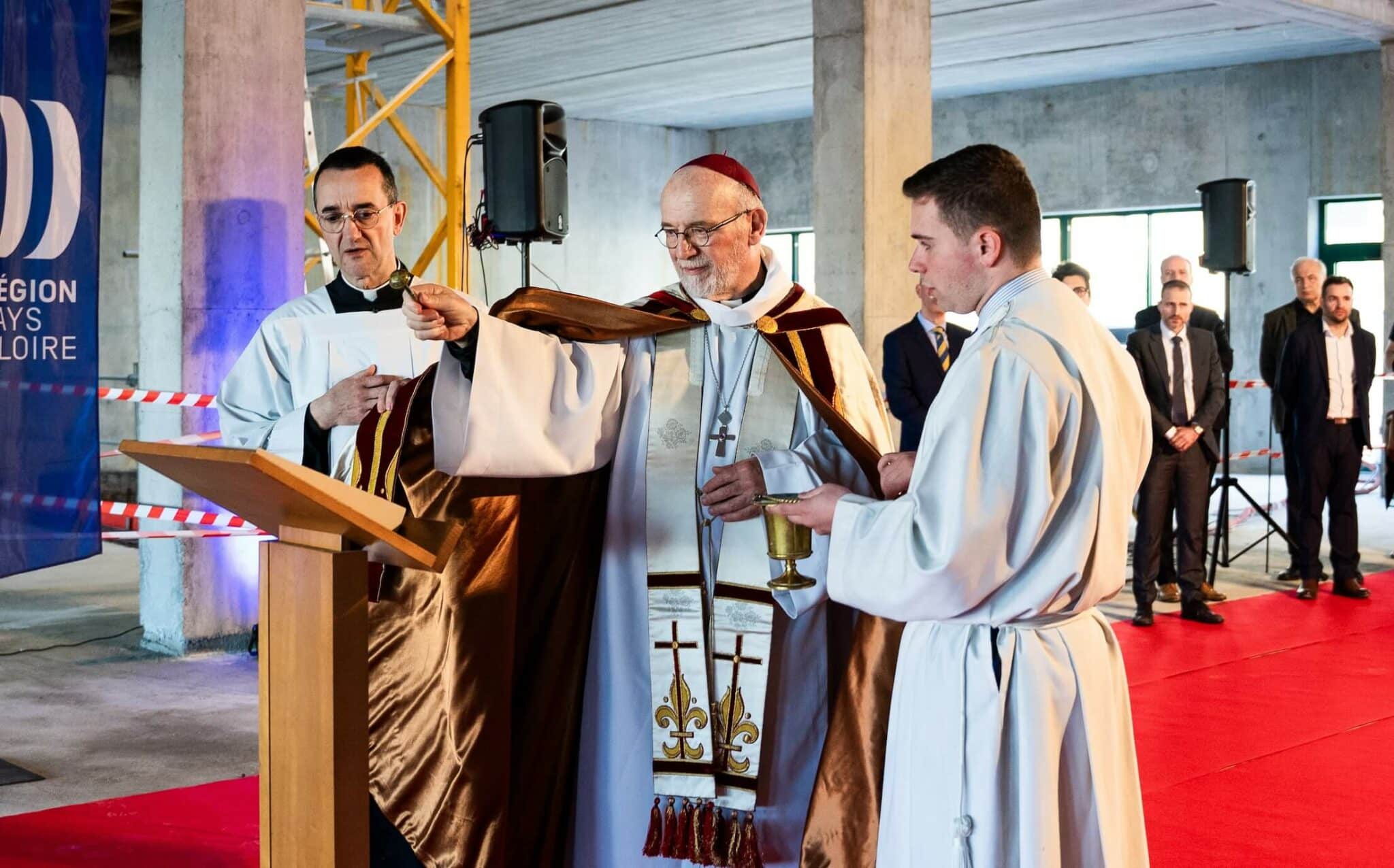 Première pierre du bâtiment St Jean Paul II de l'ICES