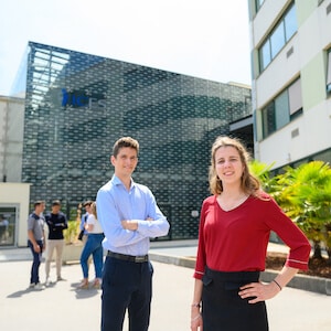 Deux étudiants de l'ICES sur le campus de l'ICES qui est membre de la Conférence des Grandes Écoles