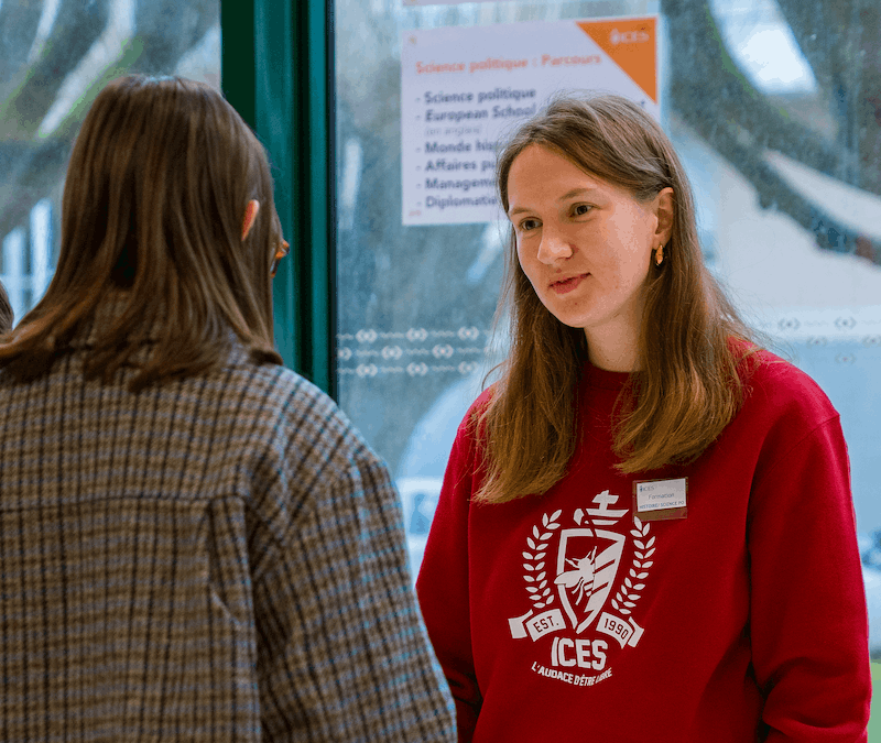 Etudiant qui presente une formation copie